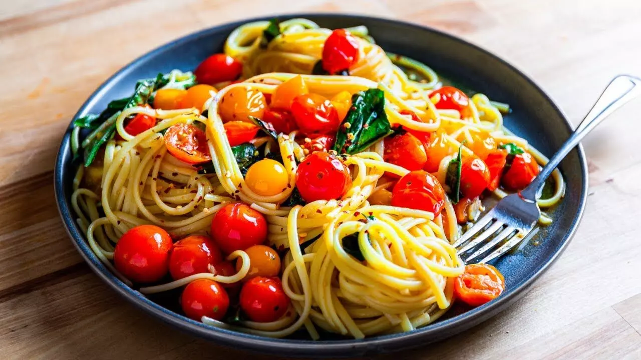 tomato garlic pasta बनाकर बच्चों का संडे बनाएं स्पेशल