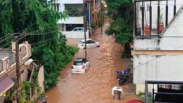 Bengaluru: सुबह की तेज बारिश के बाद कई इलाके जलमग्न