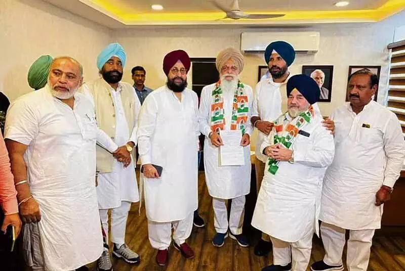 Sukhbir के सहयोगी ने पार्टी छोड़ी, कांग्रेस में शामिल हुए