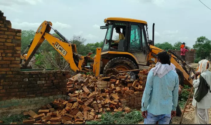 Gudabanda में वन विभाग ने अवैध घरों को जेसीबी से तोड़ा