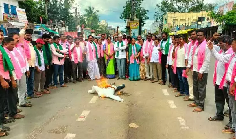 BRS कार्यकर्ताओं ने रयथु भरोसा लागू करने में विफल रहने पर सरकार के खिलाफ विरोध प्रदर्शन