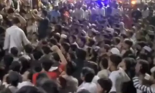 युवक की हरकत ने खराब किया माहौल, देर रात हुई आगजनी और पथराव