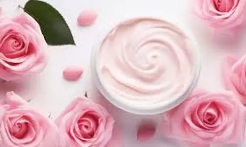 Skin Care: त्वचा में निखार लाने के लिए घर पर ऐसे तैयार करें गुलाब का जेल