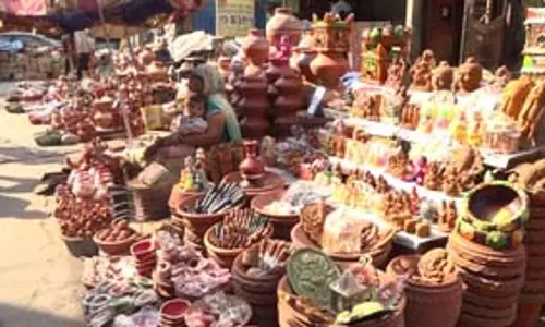 बाजार में मिट्टी के दीयों की दिखने लगी रौनक, कुम्हारों ने पीएम मोदी का जताया आभार बाजार में मिट्टी के दीयों की दिखने लगी रौनक, कुम्हारों ने पीएम मोदी का जताया आभार