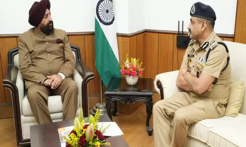 Uttarakhand DGP ने राज्यपाल से शिष्टाचार भेंट की Uttarakhand DGP ने राज्यपाल से शिष्टाचार भेंट की