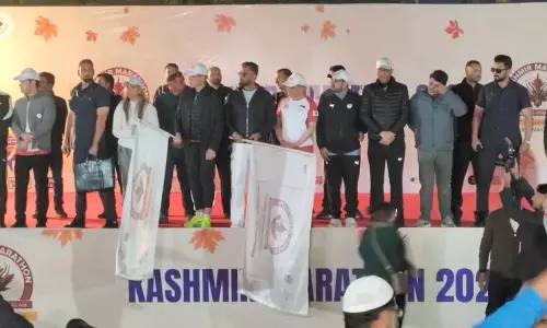 CM Omar Abdullah ने कश्मीर की पहली अंतरराष्ट्रीय मैराथन को हरी झंडी दिखाई