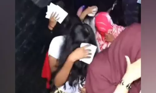 Hyderabad: पुलिस ने बंजारा हिल्स में पब पर छापा मारा, 140 लोग हिरासत में लिए गए Hyderabad: पुलिस ने बंजारा हिल्स में पब पर छापा मारा, 140 लोग हिरासत में लिए गए