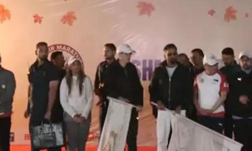 CM Omar Abdullah ने कश्मीर की पहली अंतरराष्ट्रीय मैराथन को हरी झंडी दिखाई