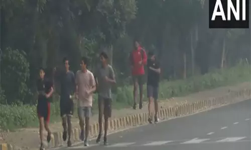 राष्ट्रीय राजधानी में कोहरे की चादर छाई, Delhi के आनंद विहार इलाके में AQI गिरकर 454 पर पहुंचा राष्ट्रीय राजधानी में कोहरे की चादर छाई, Delhi के आनंद विहार इलाके में AQI गिरकर 454 पर पहुंचा