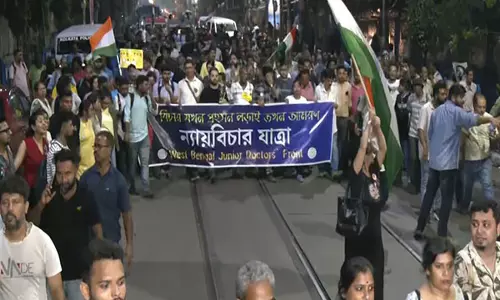 Bengal: जूनियर डॉक्टरों ने आरजी कर बलात्कार-हत्याकांड के विरोध में 21 किलोमीटर का विरोध मार्च निकाला, भूख हड़ताल जारी रखी