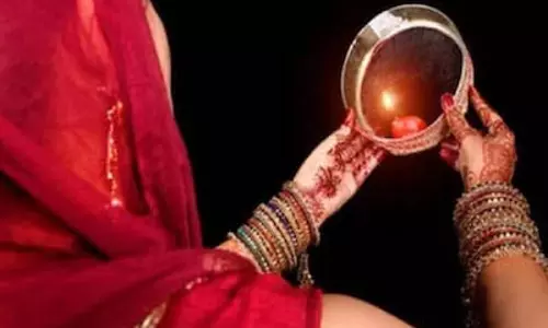 अकेले करवा चौथ का व्रत रख रही तो जाने करवा चौथ का आदान-प्रदान अकेले करवा चौथ का व्रत रख रही तो जाने करवा चौथ का आदान-प्रदान