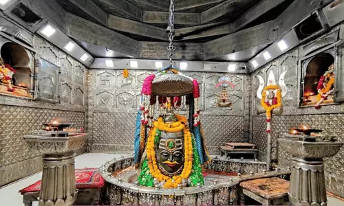 Ujjain : करवाचौथ के अवसर पर भस्म आरती में सूर्य स्वरूप में सजे महाकाल Ujjain : करवाचौथ के अवसर पर भस्म आरती में सूर्य स्वरूप में सजे महाकाल