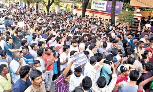 Telangana: ग्रुप-1 के उम्मीदवारों ने किया विरोध प्रदर्शन, परीक्षा पुनर्निर्धारित करने की मांग
