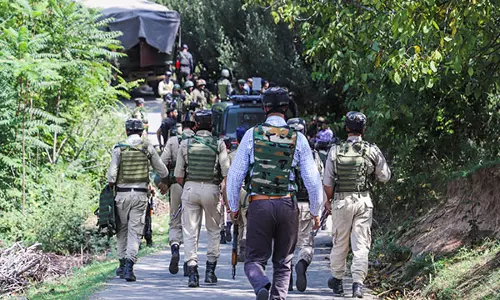 J-K: बारामुल्ला में नियंत्रण रेखा पर सुरक्षा बलों और आतंकवादियों के बीच मुठभेड़ जारी