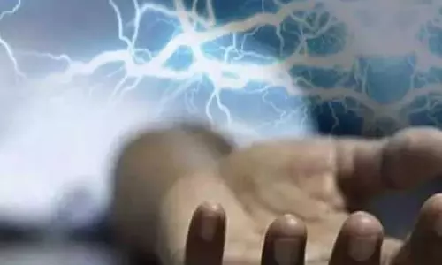 पति को बचाने दौड़ी पत्नी, करंट से दोनों की मौत