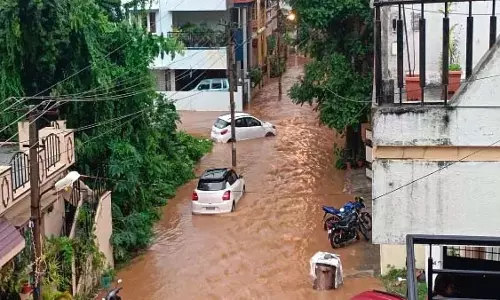 Bengaluru: सुबह की तेज बारिश के बाद कई इलाके जलमग्न Bengaluru: सुबह की तेज बारिश के बाद कई इलाके जलमग्न