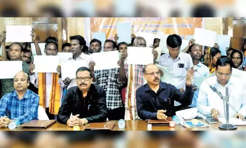 Odisha: भूमिहीन, हीराकुंड विस्थापित परिवारों को भूमि अभिलेख दिए Odisha: भूमिहीन, हीराकुंड विस्थापित परिवारों को भूमि अभिलेख दिए