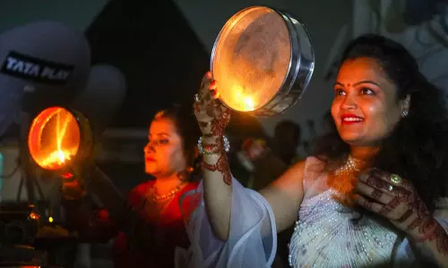 गर्भावस्था के दौरान करवा चौथ का व्रत रखने वाली महिलाओं कथा सुनने के बाद ये फल खाने चाहिए