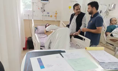 गोलीबारी में घायल उपसरपंच का अमित जोगी ने जाना हाल चाल