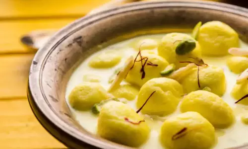 Karwa Chauth पर नरम और स्पंजी रसमलाई को मिठाई में बनाए