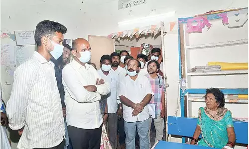 Andhra Pradesh: सांसद कालीसेट्टी ने डायरिया प्रभावित क्षेत्र का दौरा किया Andhra Pradesh: सांसद कालीसेट्टी ने डायरिया प्रभावित क्षेत्र का दौरा किया