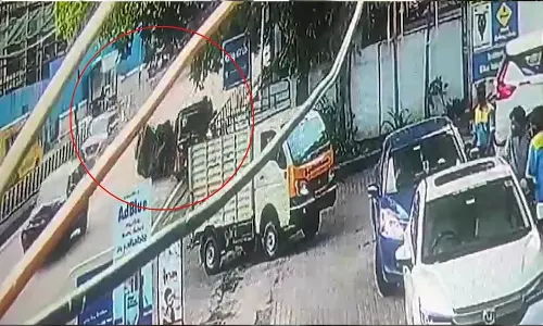 रफ्तार कार ने ऑटो रिक्शा और बाइक को लिया चपेट में, 6 लोग घायल