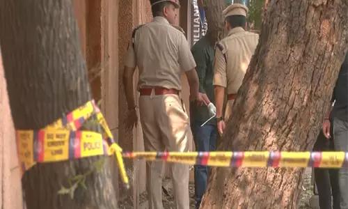 फोरेंसिक लैब सूत्रों ने कहा- Delhi school के बाहर हुए विस्फोट में इस्तेमाल की गई सामग्री देसी बम जैसी है, जांच जारी है फोरेंसिक लैब सूत्रों ने कहा- Delhi school के बाहर हुए विस्फोट में इस्तेमाल की गई सामग्री देसी बम जैसी है, जांच जारी है