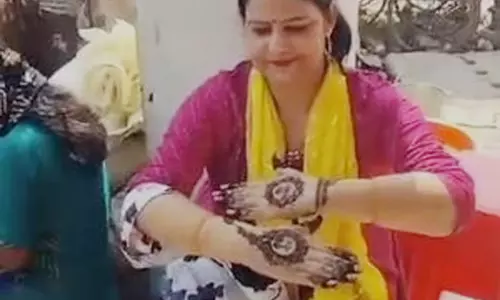 करवा चौथ पर सुहागिनों ने पिया के नाम की लगवाई मेंहदी