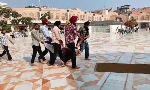 स्वर्ण मंदिर के Amrit सरोवर में आत्महत्या की कोशिश स्वर्ण मंदिर के Amrit सरोवर में आत्महत्या की कोशिश