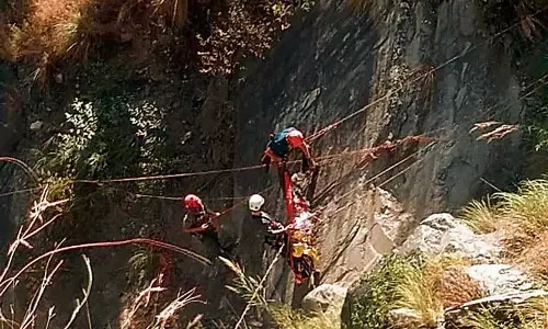 Himachal: मोटरसाइकिल रावी में गिरने से बेल्जियम का पर्यटक घायल Himachal: मोटरसाइकिल रावी में गिरने से बेल्जियम का पर्यटक घायल