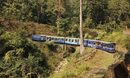 Siliguri: पूर्वोत्तर सीमांत रेलवे पर्यटन सीजन के लिए चार और आनंद यात्रा सेवाएं संचालित करेगा Siliguri: पूर्वोत्तर सीमांत रेलवे पर्यटन सीजन के लिए चार और आनंद यात्रा सेवाएं संचालित करेगा