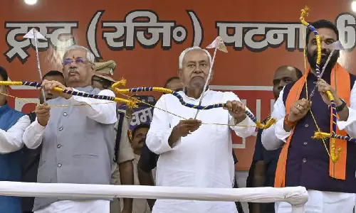 दशहरा के दौरान रावण वध समारोह में Nitish Kumar ने धनुष-बाण से छेड़छाड़ की