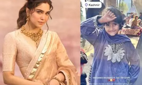 Sharvari ने छोटी कश्मीरी फैन का तारस गाने पर डांस करते हुए एक प्यारा वीडियो शेयर की Sharvari ने छोटी कश्मीरी फैन का तारस गाने पर डांस करते हुए एक प्यारा वीडियो शेयर की