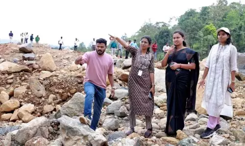 KERALA : तमिलनाडु के अधिकारी ने भूस्खलन प्रभावित वायनाड का दौरा किया