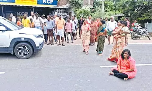 Andhra Pradesh: कर्ज से मुक्ति के लिए महिला ने किया हाइड्रामा