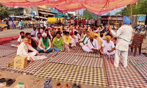 Jalandhar: धान खरीद में देरी के विरोध में किसानों का प्रदर्शन जारी Jalandhar: धान खरीद में देरी के विरोध में किसानों का प्रदर्शन जारी