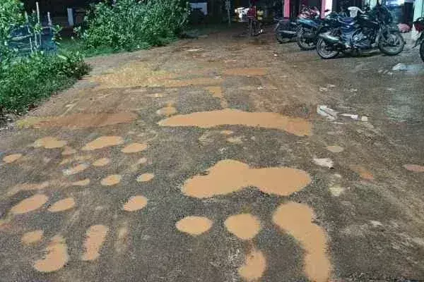 Baharagora : कीचड़ और गड्ढों वाली सड़क पर चलने को मजबूर हैं ग्रामीण Baharagora : कीचड़ और गड्ढों वाली सड़क पर चलने को मजबूर हैं ग्रामीण