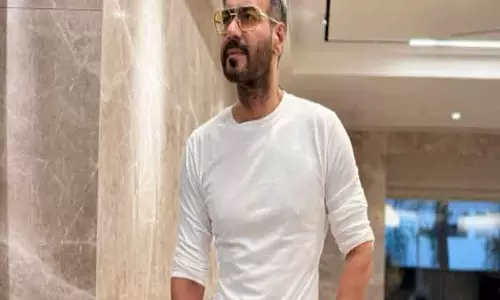 Ajay Devgn ने सिंघम की री-रिलीज़ स्क्रीनिंग में बेहतरीन कैज़ुअल लुक पेश किया