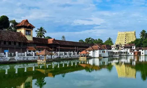 Padmanabha Swamy को निवेद्य उरुली लेकर मंदिर से निकलते किसी ने नहीं रोका Padmanabha Swamy को निवेद्य उरुली लेकर मंदिर से निकलते किसी ने नहीं रोका