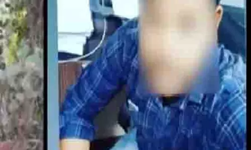 Bhubaneswar में युवती ने की आत्महत्या, परिवार ने प्रेमी पर ब्लैकमेल करने का लगाया आरोप Bhubaneswar में युवती ने की आत्महत्या, परिवार ने प्रेमी पर ब्लैकमेल करने का लगाया आरोप