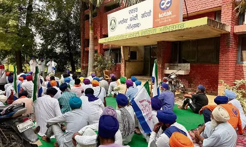Jandiala में मंडी बोर्ड कार्यालय के बाहर किसानों ने किया प्रदर्शन