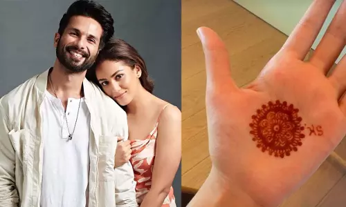 Shahid की मीरा कपूर ने करवा चौथ की तैयारियों के दौरान दिखाई अपनी मेहंदी Shahid की मीरा कपूर ने करवा चौथ की तैयारियों के दौरान दिखाई अपनी मेहंदी