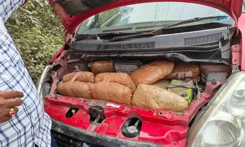 कार का बोनट खोलते ही रायपुर पुलिस के उड़े होश, 18 किलो गांजा जप्त कार का बोनट खोलते ही रायपुर पुलिस के उड़े होश, 18 किलो गांजा जप्त