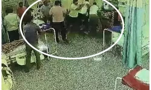अस्पताल में की मारपीट, भाजपा विधायक के भाई-भतीजे कैमरे में कैद, मुश्किल में फंसे अस्पताल में की मारपीट, भाजपा विधायक के भाई-भतीजे कैमरे में कैद, मुश्किल में फंसे