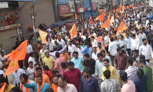 Secunderabad में तनावपूर्ण शांति, मुथ्यालम्मा मंदिर के आसपास भारी पुलिस बल तैनात Secunderabad में तनावपूर्ण शांति, मुथ्यालम्मा मंदिर के आसपास भारी पुलिस बल तैनात