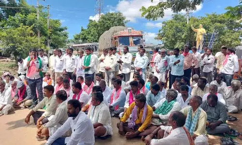 मेडक में रायथु भरोसा योजना में देरी पर BRS का विरोध प्रदर्शन मेडक में रायथु भरोसा योजना में देरी पर BRS का विरोध प्रदर्शन