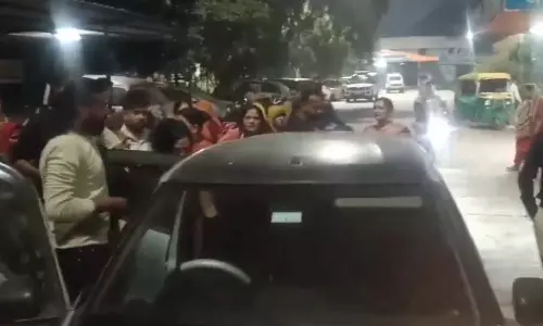 दो गुटों के बीच फायरिंग से हड़कंप, एक की मौत 2 घायल, VIDEO