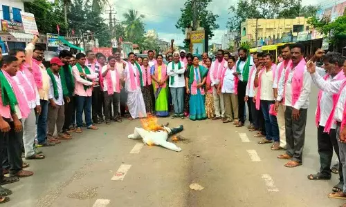 BRS कार्यकर्ताओं ने रयथु भरोसा लागू करने में विफल रहने पर सरकार के खिलाफ विरोध प्रदर्शन