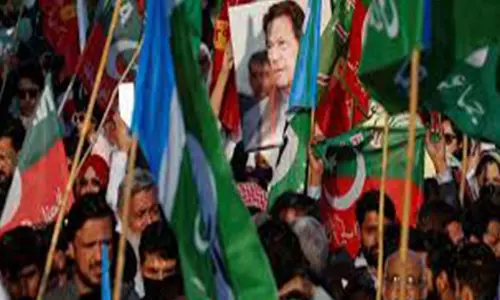 Imran Khan की पार्टी ने आंतरिक चिंताओं के बीच संवैधानिक संशोधनों पर Vote का बहिष्कार करने की घोषणा की