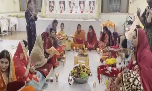 Lucknow में पंजाबी, सिंधी समुदाय की महिलाओं ने मनाया करवा चौथ Lucknow में पंजाबी, सिंधी समुदाय की महिलाओं ने मनाया करवा चौथ